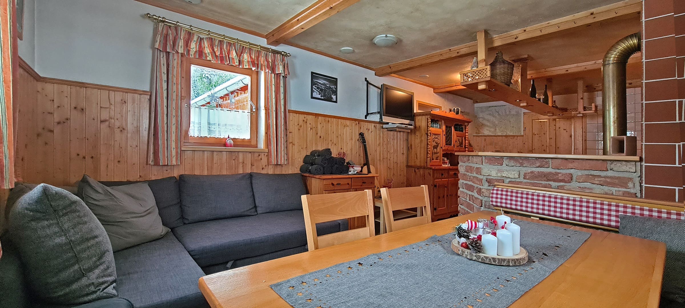 Geräumiges Wohnzimmer mit Bar und Sat-TV