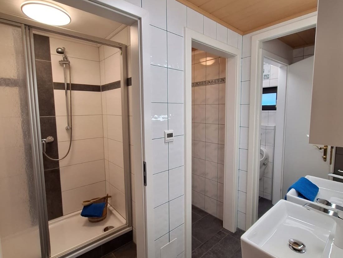 Geräumiges Badezimmer mit Dusche und WC separat, Waschmaschine vorhanden