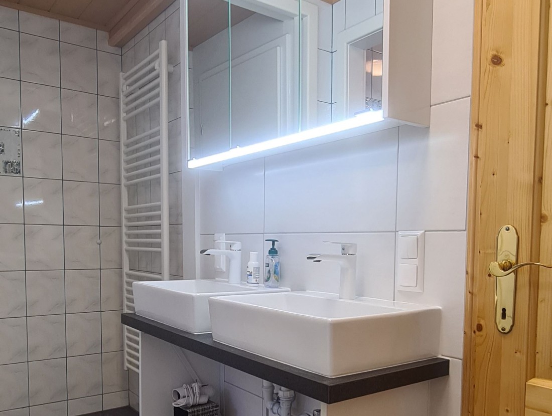 Badezimmer mit Dusche