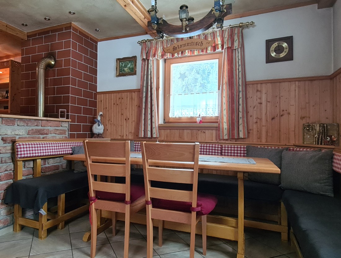 Hütte mit rustikaler Ausstattung