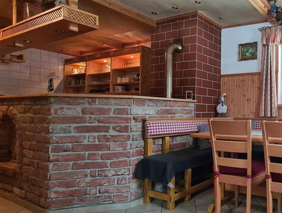 Esstisch und Bar in der Murtalhütte