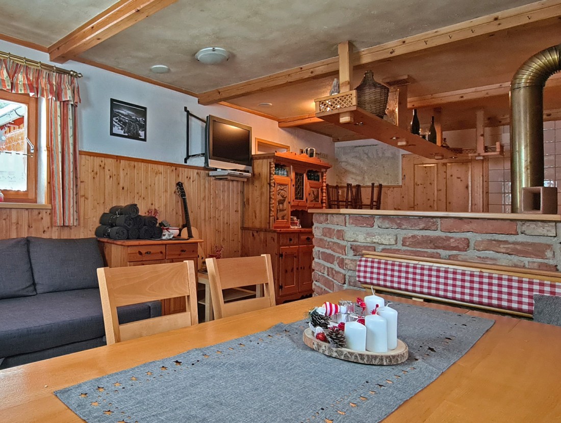 Uriges Interieur der Hütte mit Esstisch und Bar